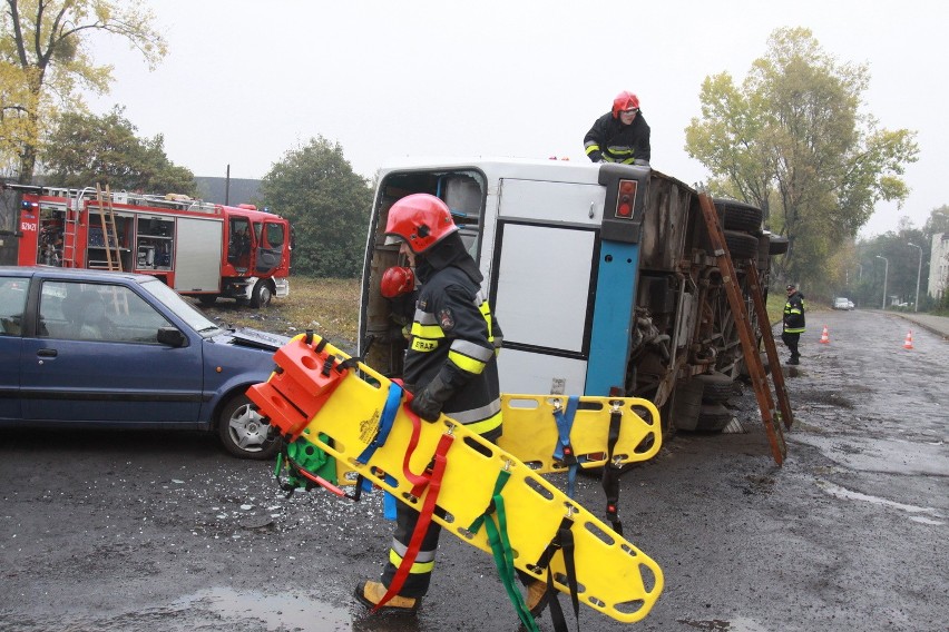 Wypadek autobusu w Lipinach [ZDJĘCIA Z ĆWICZEŃ STRAŻAKÓW]