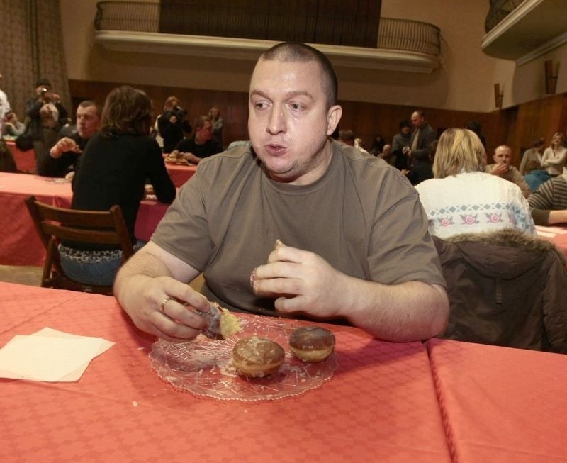 36-letni Wojciech Szybisty to nowy mistrz w jedzeniu pączków...