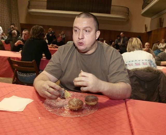 36-letni Wojciech Szybisty to nowy mistrz w jedzeniu pączków na czas