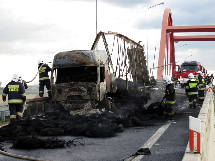 Pożar na autostradzie A4: Spłonął tir wypełniony oponami (ZDJĘCIA)