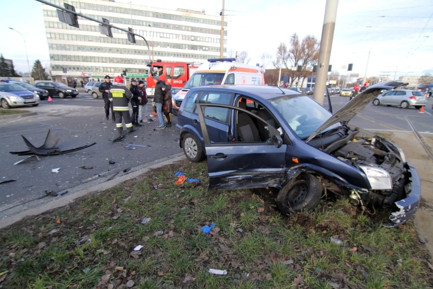 Wypadek na skrzyżowaniu Klecińskiej i Grabiszyńskiej. Jeden z samochodów jechał na czerwonym