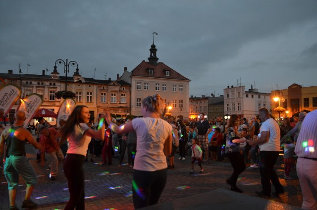 Na tucholskim rynku jest klimat. Kamieniczki pięknie wyglądają  zarówno w świetle dziennym, jak i po zmroku.