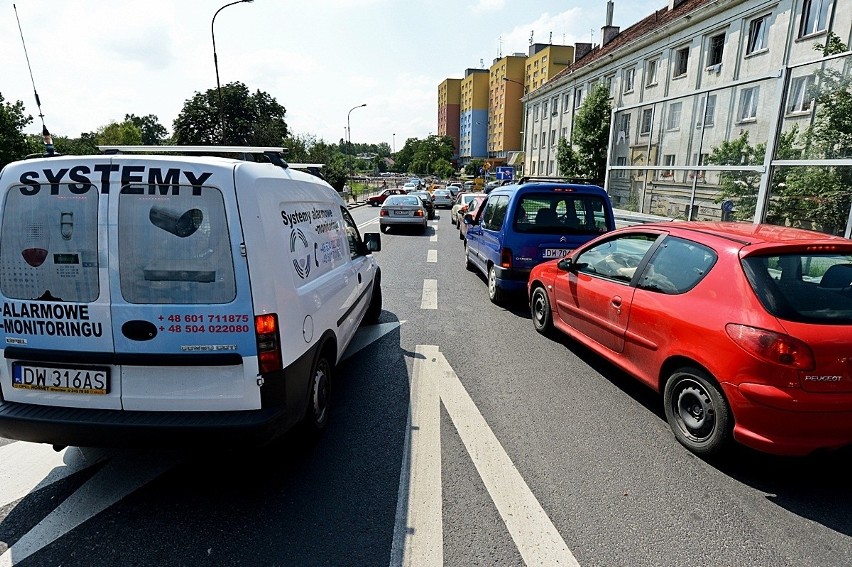 Objazdy i ogromne korki na Psim Polu. Rusza budowa ronda (MAPA, ZDJĘCIA)