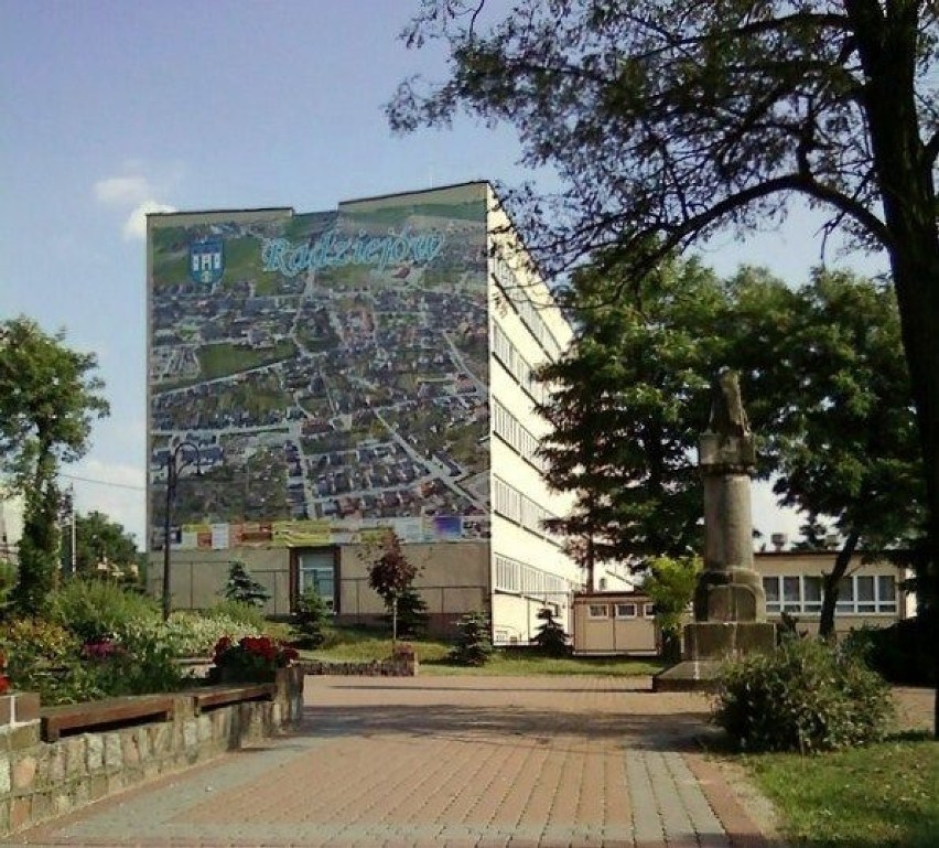 Plac, na którym stoi pomnik Tadeusza Kościuszki. W głębi...