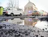 Legnica: Zamkną drogi, bo są pełne dziur