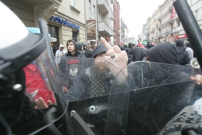 Zadyma w Katowicach: Sześć osób odpowie za napaść na policjantów podczas marszu