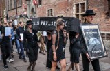 Aktywiści przeszli ulicami Gdańska i symbolicznie pogrzebali Ziemię [zdjęcia]