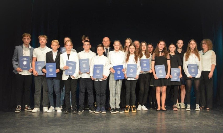 180 uczniów ze Zgorzelca otrzymało stypendia i nagrody specjalne od burmistrza. Gratulujemy