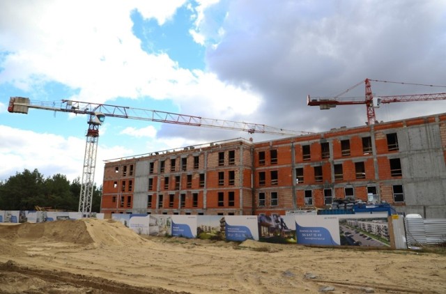 Do tragedii na budowie przy ul. Strobanda na osiedlu JAR w Toruniu doszło 1 października 2022 roku. Do szybu windy wpadł mężczyzna "na samozatrudnieniu", który wykonywał prace na dachu.