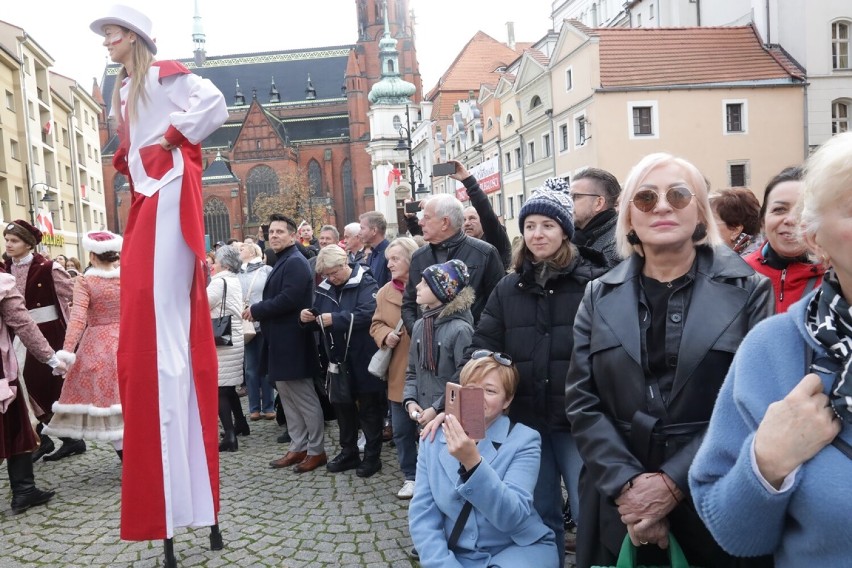 Legnica: Polonez dla Niepodległej! Zatańczyło ponad sto osób, zobaczcie zdjęcia