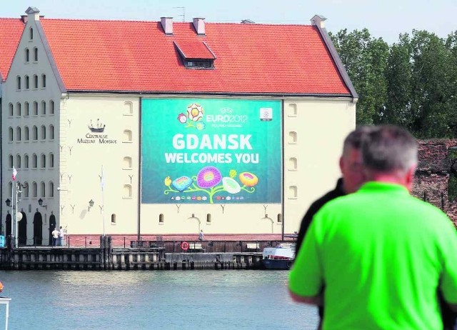 Choćby na taką reklamę trzeba mieć zgodę konserwatora zabytków. Gdańsk jej nie miał...