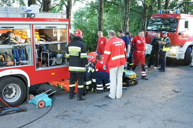 Ratownicy udzielają pierwszej pomocy rannemu 23-latkowi