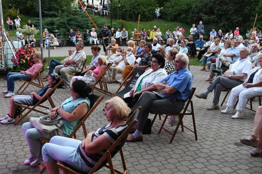 Wspólne śpiewanie na placu Moniuszki w Kielcach z okazji święta patrona (ZDJĘCIA)