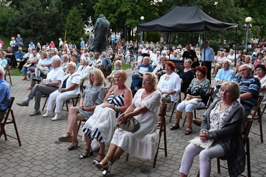 Wspólne śpiewanie na placu Moniuszki w Kielcach z okazji święta patrona (ZDJĘCIA)