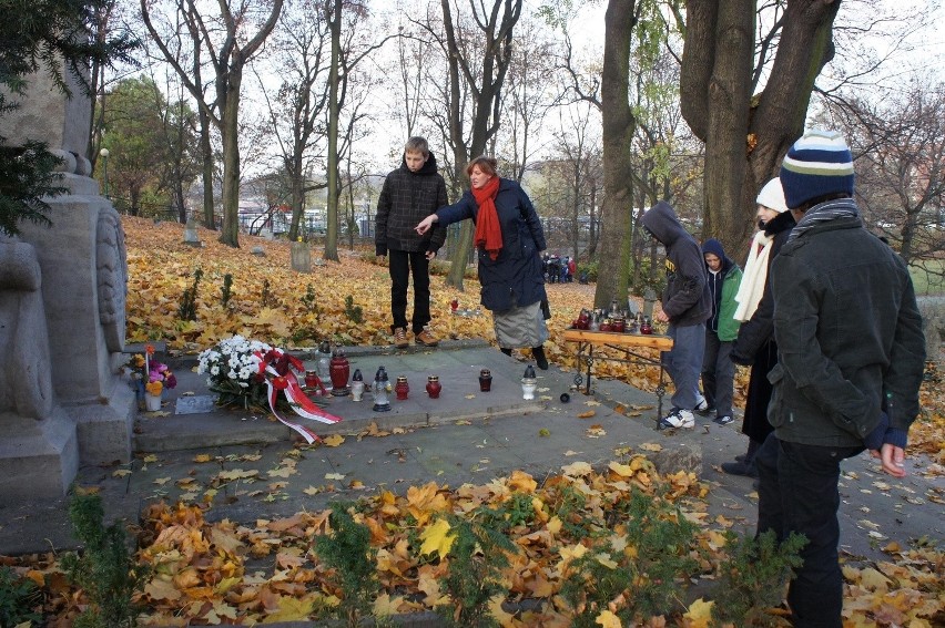Cmentarz na Skałce sprzątały dzieci z SP nr 69 w Poznaniu