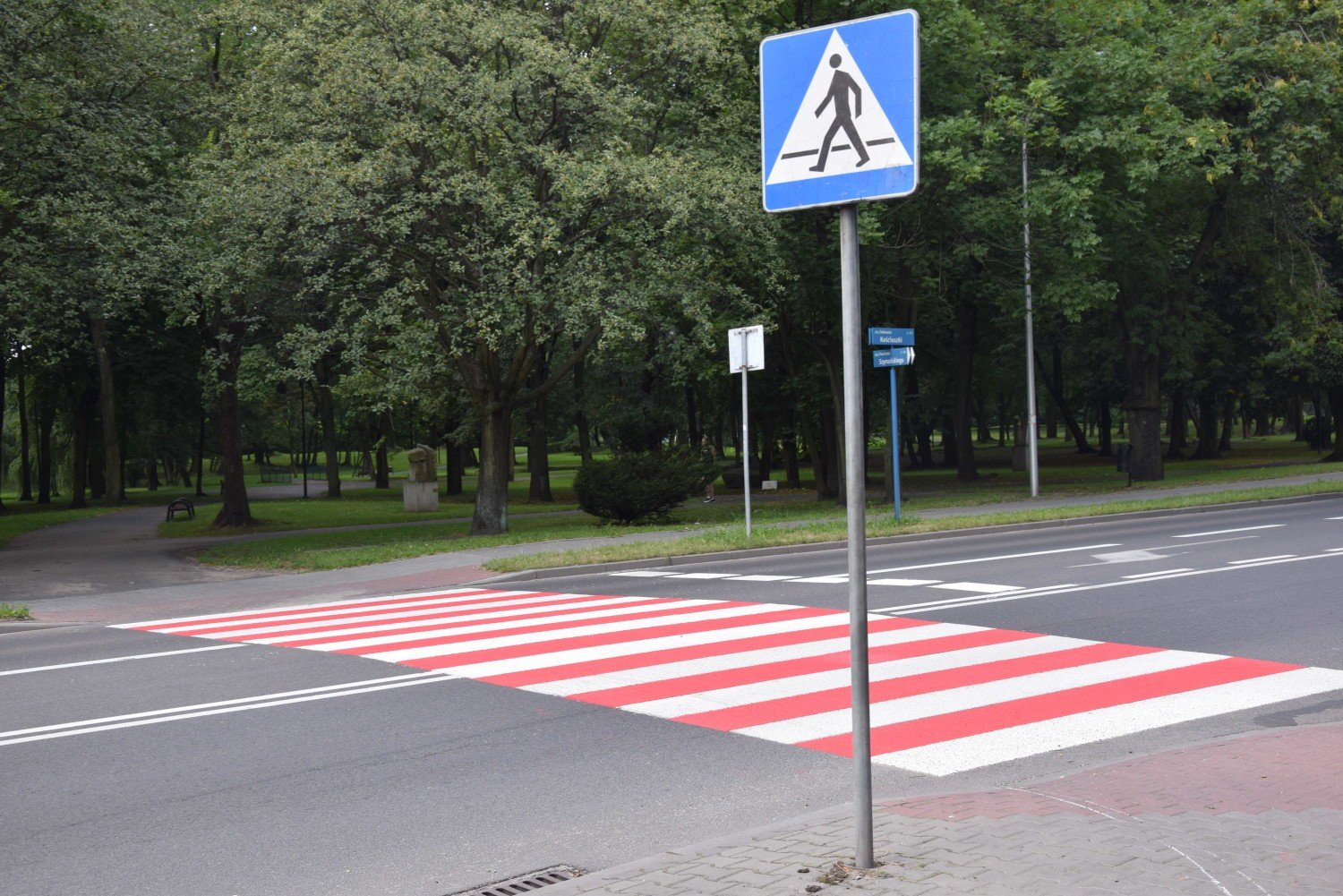 Biało-czerwone pasy poprawią bezpieczeństwo pieszych? | Zawiercie Nasze  Miasto