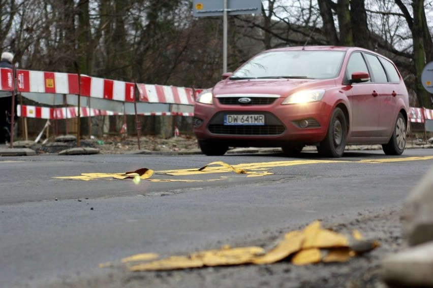 Po zmianie organizacji ruchu autobusy MPK ledwo mieszczą się na Ołtaszyńskiej (ZDJĘCIA)