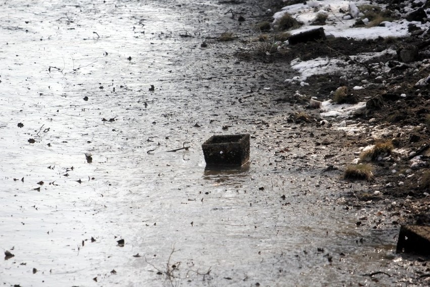 Wrocław: Fosa bez wody. Zobacz co znaleziono na dnie (ZDJĘCIA) 
