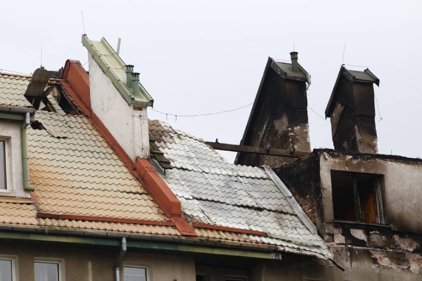 Pożar domu we Włochach, w lokalu znaleziono zwłoki mężczyzny