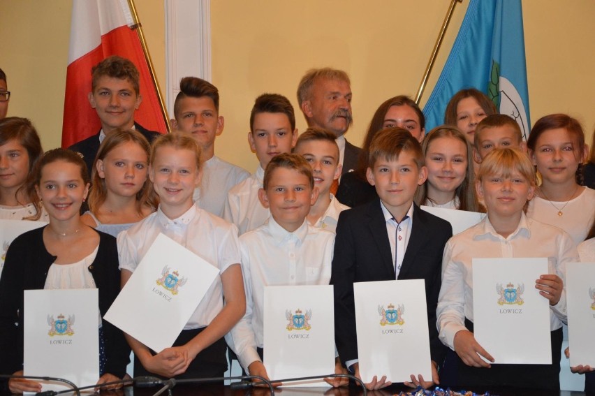 Stypendyści burmistrza Łowicza ze szkół podstawowych
