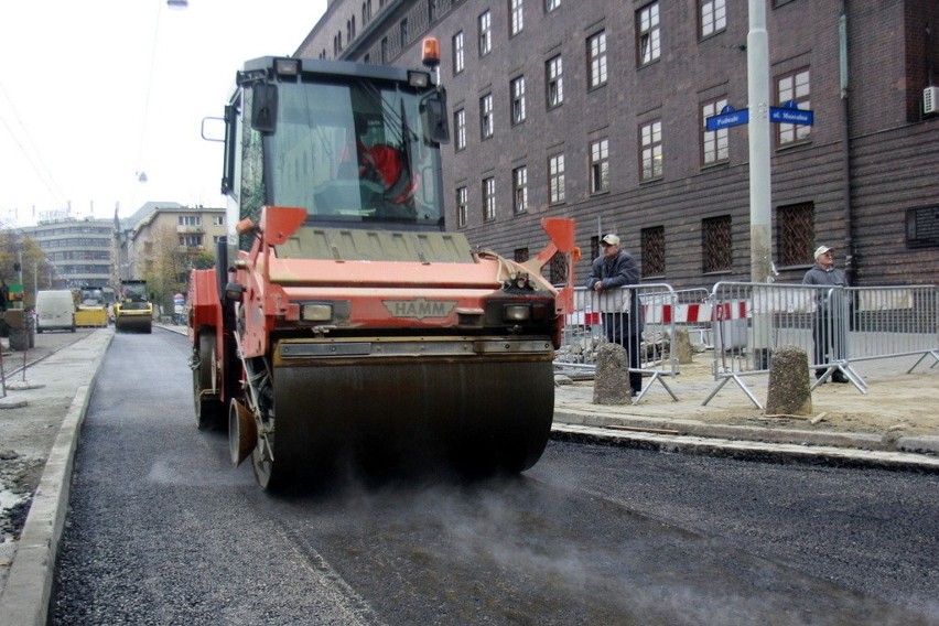 Wrocław: Drogowcy układają asfalt na Podwalu. Wkrótce zmiana organizacji ruchu (ZDJĘCIA)