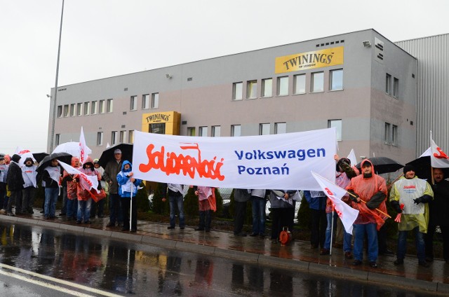 Kilkadziesiąt osób protestuje przeciwko zwolnieniu Andrzeja Magdziarza