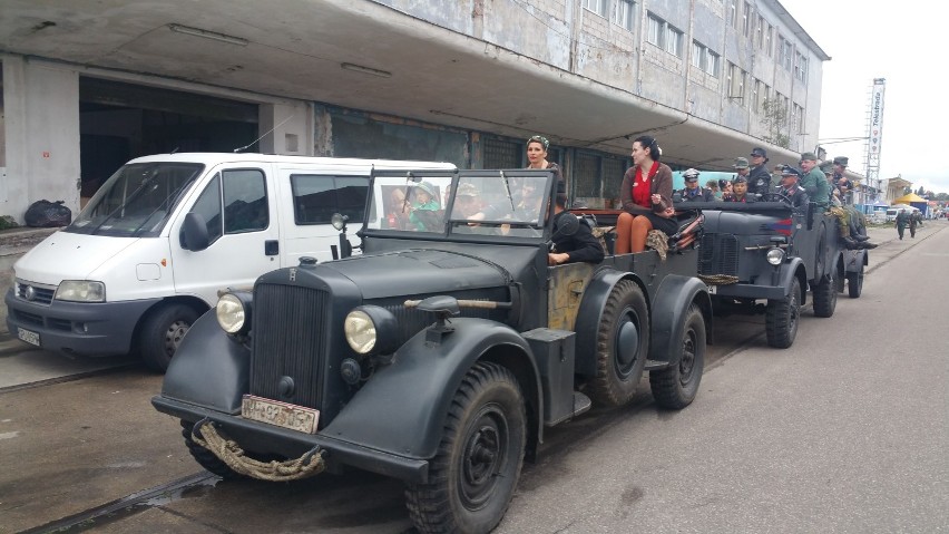 D-Day Hel 2016: druga parada ruszyła z portu i przedefilowała przez Hel | ZDJĘCIA, WIDEO