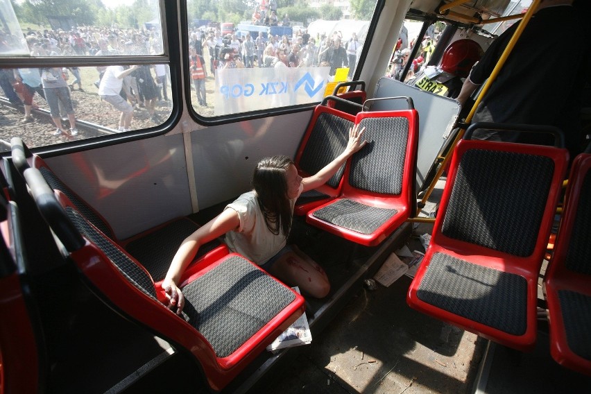 Wypadek pociągu i autobusu - symulacja w Sosnowcu