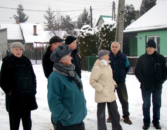 Mieszkańcy Dworów przyszli zobaczyć postępy prac na budowie kanalizacji sanitarnej