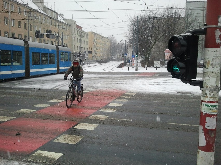 Zima we Wrocławiu: ciężkie pługi w Rynku. Wciąż będzie padać, czeka nas gołoledź (ZDJĘCIA)