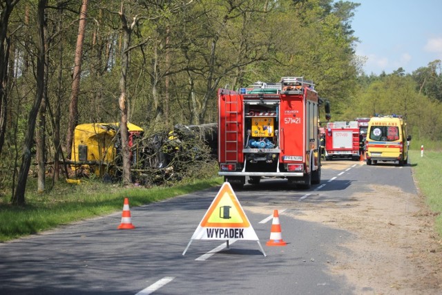 Do zdarzenia doszło z nieustalonych jeszcze powodów. W przydrożnym rowie wylądowała ciężarówka przewożąca ładunek ściętych pni drzew.






Pogoda na dzień + 2 kolejne dni (15+ 16-17.05.2018) | POLSKA

