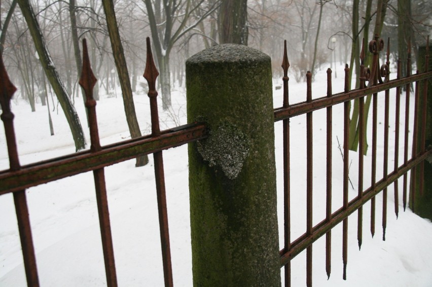 Kilka lat temu ogrodzenie naprawiano, widoczny ślad na słupku