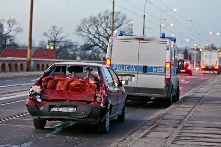 Wrocław: Zderzenie trzech aut na moście Osobowickim (ZDJĘCIA)