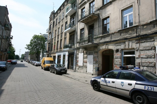 Chłopczyk wypadł z balkonu na drugim piętrze kamienicy przy ulicy Targowej 33 w Łodzi