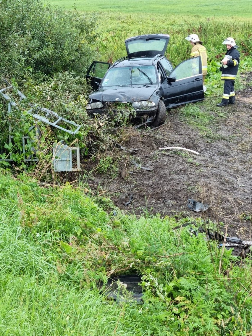 Groźne dachowanie samochodu w powiecie włodawskim. Autem podróżowało pięć osób