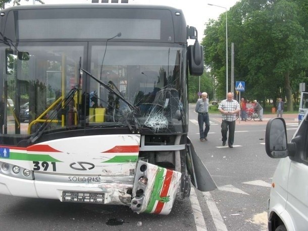 Piła: Autobus MZK zderzył się ze skodą [ZDJĘCIA]