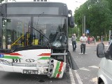 Piła: Autobus MZK zderzył się ze skodą [ZDJĘCIA]