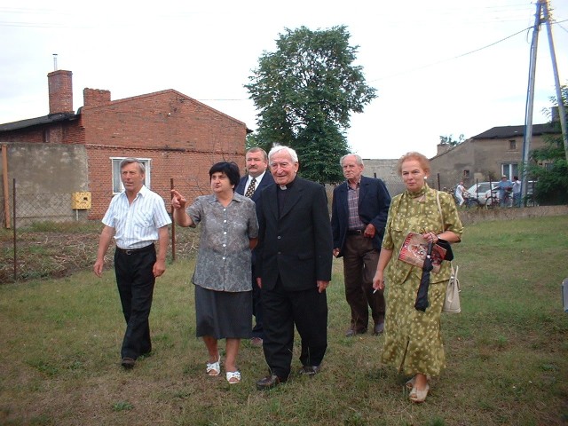O.Marian Żelazek w czasie jednej z ostatnich wizyt w kraju odwiedził Palędzie. Był w miejscu, gdzie przed laty stał jego rodzinny dom. Spotkał się z mieszkańcami tej miejscowości. Odwiedził też Dom Pomocy Społecznej w Lisówkach, w gm.Dopiewo