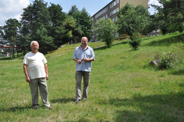 Jan Durański i Grzegorz Gruca na polanie, gdzie ma być altanka