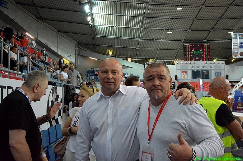 Z lewej strony były koszykarz Nobilesu Włocławek Mirosław...