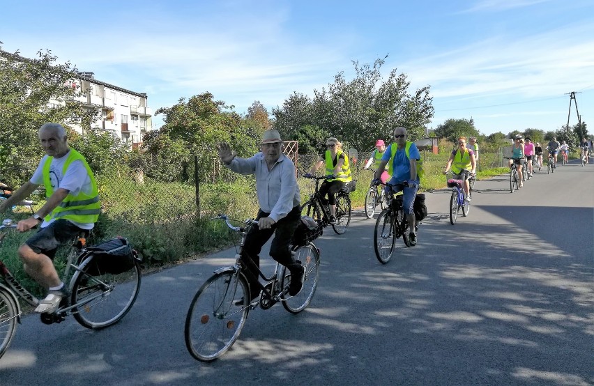 Ponad 40 uczestników wzięło udział w wyprawie rowerowej z Gniewkowa do Łącka [zdjęcia]