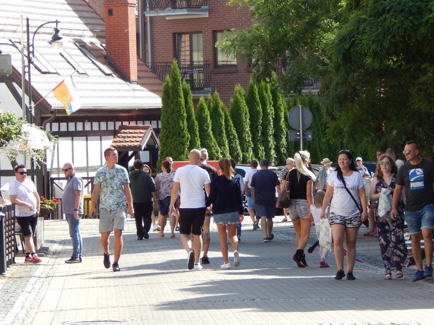 Ustka pełna turystów. Czerwona flaga nad morzem [ZDJĘCIA]