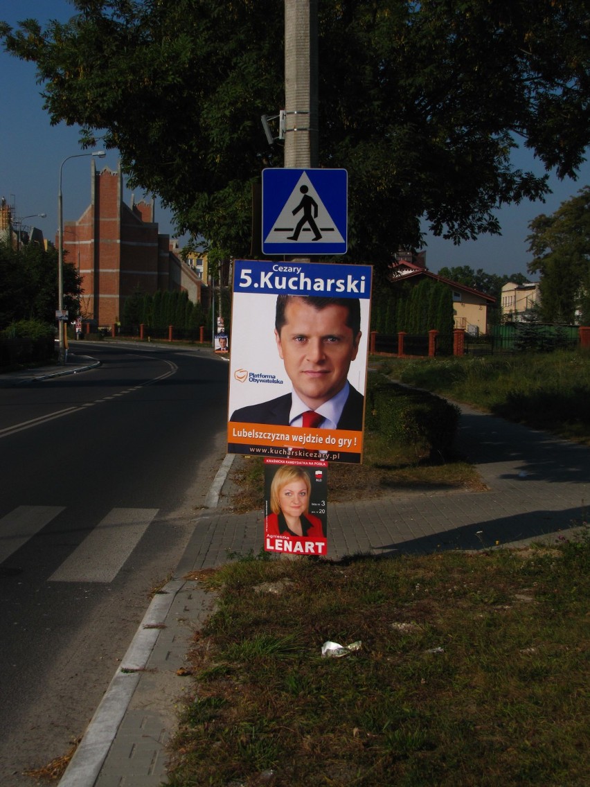 Plakat zagrażający życiu pieszych w Kraśniku.
