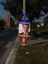 Plakaty wyborcze przy przejściach zagrażają życiu pieszych