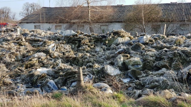 Z relacji mieszkańców wynika, że nielegalne odpady były w tym miejscu regularnie podrzucane przez różne osoby. W efekcie teren przypomina ogromne wysypisko śmieci.