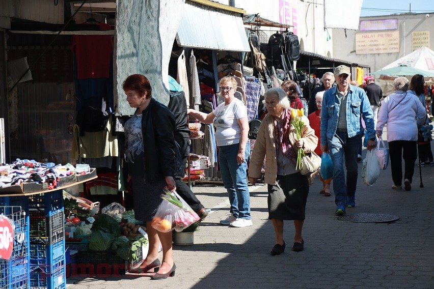 Targowisko przy ul. Związków Zawodowych we Włocławku - świeże warzywa, owoce, kwiaty, wiosenne kolekcje ubrań i butów [ceny, zdjęcia]