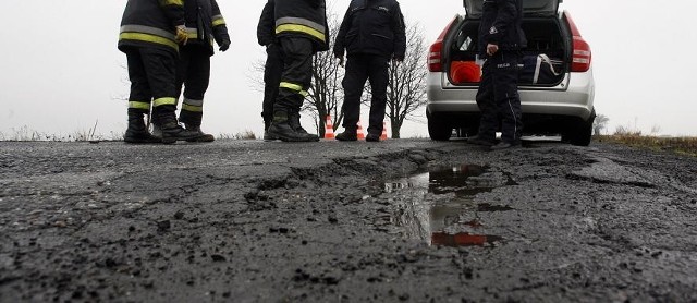 Strażacy z Poznania w Tarnowie Podgórnym usuwają plamę oleju.