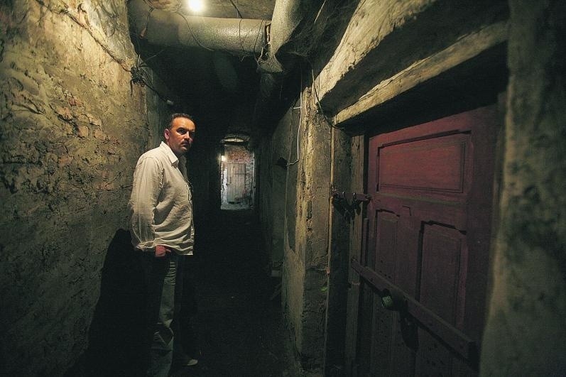 Adam Szydłowski w jednym z korytarzy, biegnącym pod ulicą...