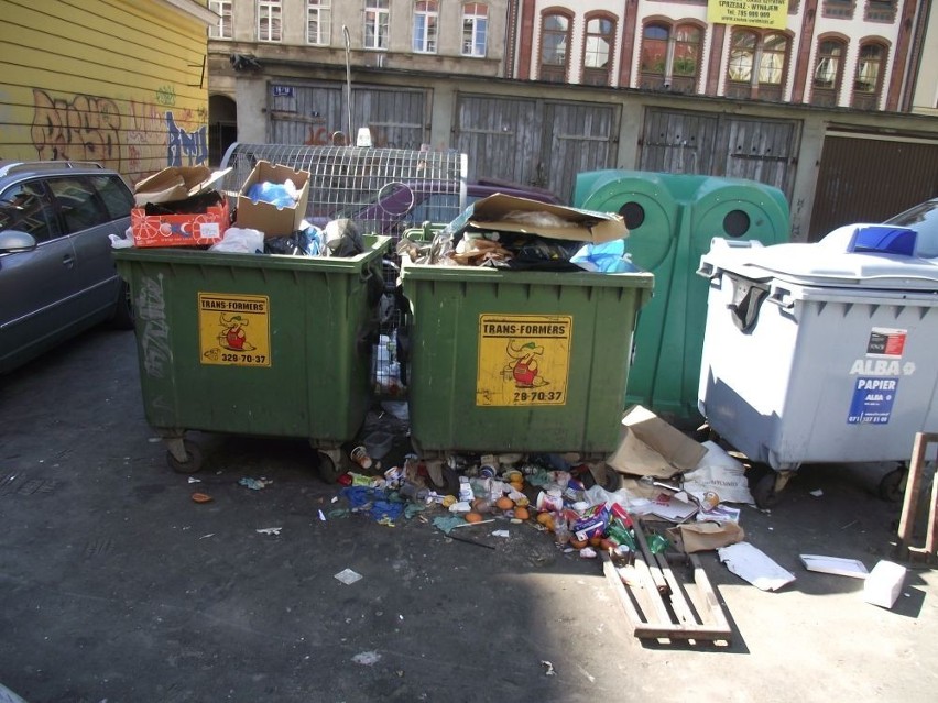 Wrocław: Centrum tonie w śmieciach. Winni właściciele lokali (ZDJĘCIA)
