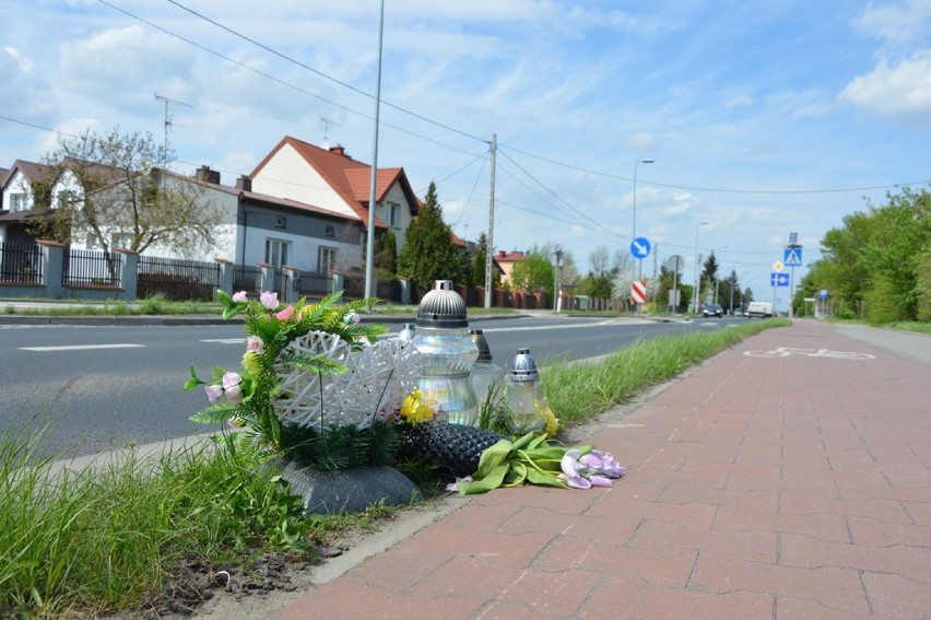 Na miejscu wypadku palą się znicze